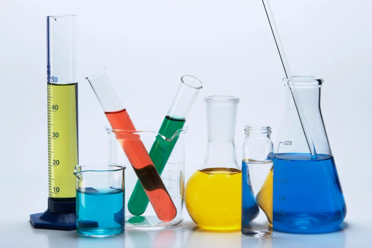 Éprouvettes et flacons de laboratoire remplis de liquides colorés