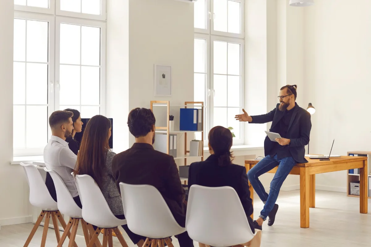 Un formateur anime une séance en salle devant un petit groupe de participants